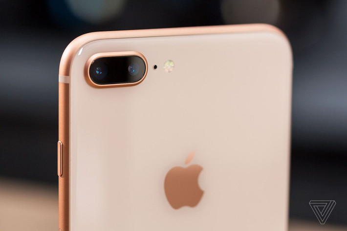 Tuy nhiên, khách hàng phải có hợp đồng với nhà mạng. Thêm nữa, các giao dịch iPhone 8 Plus sẽ vô cùng khan hiếm. Ảnh: The Verge.
