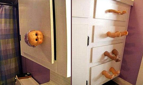 Tủ quần áo ghê rợn với tay cầm là các bộ phận lìa người. Ảnh: Homecrux.
