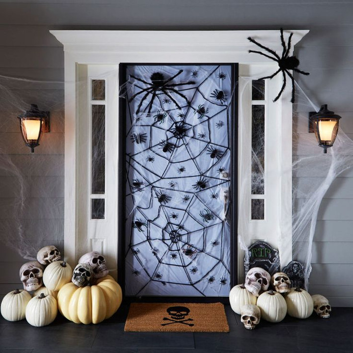 Lễ hội Halloween bắt đầu ngay từ cửa chính với họa tiết mạng nhện và tông màu trắng. Ảnh: Pinterest.