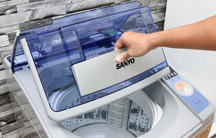 Thiết kế cửa trên với lớp nhựa chịu lực trong suốt cho phép người dùng dễ dàng quan sát quá trình giặt bên trong bất cứ lúc nào. Máy thiết kế 9 chế độ giặt tiện dụng: giặt nhanh, giặt mạnh, giặt chăn...Ảnh: Mediamart.