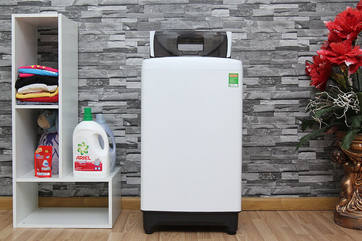 Máy giặt Sharp ES-S700EV có thiết kế đẹp với thân máy vuông vắn tạo dáng vẻ hiện đại và sang trọng. Ảnh: Điện máy xanh.