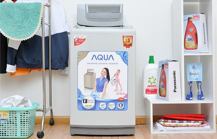 Máy giặt Aqua AQW-S70KT (7kg) được sơn phủ trắng bên ngoài, toát lên vẻ sang trọng, lịch sự. Thiết kế cửa trên lớn giúp người dùng dễ dàng mở nắp cho quần áo vào cũng như lấy ra một cách đơn giản. Ảnh: Mediamart.