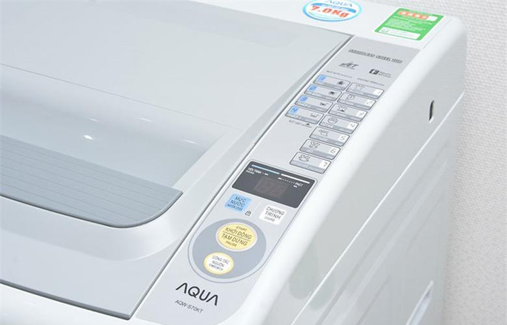 Lồng giặt bằng thép không gỉ, không gây ra hiện tượng hỏng hóc hay nhiễm khuẩn vào quần áo. Chế độ vắt thông minh kết hợp cùng tốc độ quay vắt 775 vòng/ phút giúp quần áo được vắt khô hơn, rút ngắn thời gian phơi. Ảnh: Mediamart.