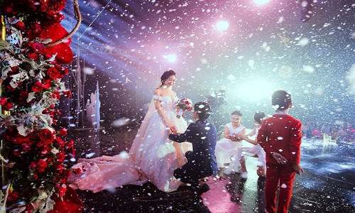 Đầu tháng 7, nhiều trang mạng xã hội Việt đồng loạt chia sẻ hình ảnh về một đám cưới xa hoa với hội trường rộng 5.000 m2 tại Đông Anh, Hà Nội. Ảnh: L'amant Studio.