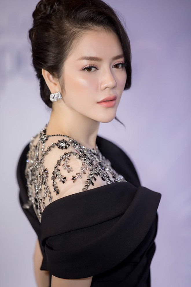 Xuất hiện trong bữa tiệc, cựu Đại sứ du lịch lộng lẫy trong chiếc váy đen quyến rũ và lấp lánh trang sức kim cương đắt đỏ. Ảnh: Khám phá.