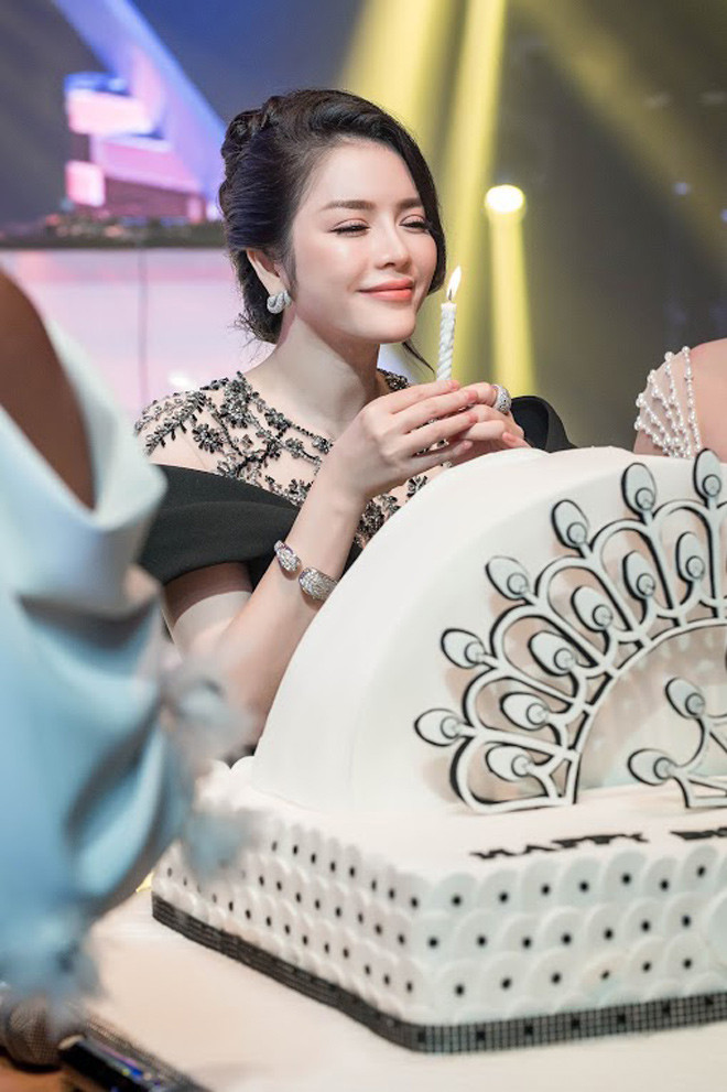 Cũng như mọi lần, bộ trang sức kim cương xa hoa của Lý Nhã Kỳ vừa tậu trong dịp sinh nhật khiến mọi người phải trầm trồ ngưỡng mộ. Ảnh: Khám phá.