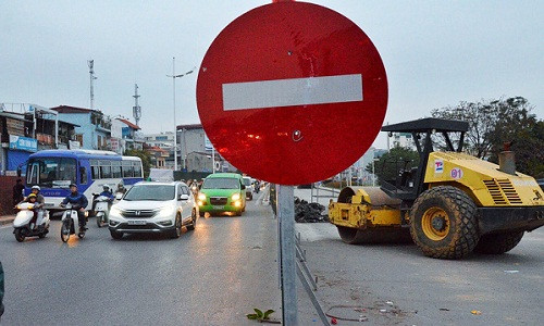 Để phục vụ dự án xây cầu vượt An Dương - Thanh Niên, cuối tháng 10, đơn vị thi công đã cho rào chắn tạo công trường trên đường Yên Phụ và Nghi Tàm. Cơ quan chức năng cắm các biển cấm, tổ chức phân luồng đường một chiều mới trên phố Nghi Tàm.