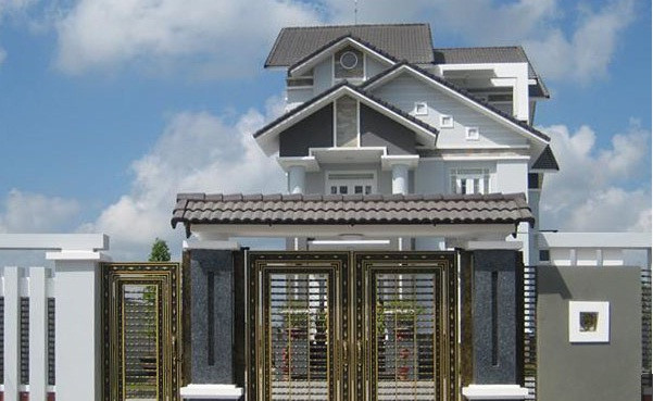 Cổng biệt thự màu vàng kết hợp mái ngói nâu gợi cảm giác về sự ấm cúng của ngôi nhà. Ảnh: Thietkenoithatmoi.