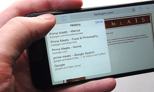 Trình duyệt Safari trên iPhone cung cấp một phím tắt hữu hiệu để tìm lại lịch sử duyệt web chỉ với một thao tác là nhấn giữ tay vào biểu tượng mũi tên quay lại. Lịch sử truy cập sẽ hiện ra một cách nhanh chóng. Ảnh: Pcworld.