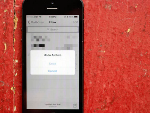 Người dùng có thể lắc nhẹ chiếc iPhone để hoàn tác (undo) việc soạn thảo, xóa email trong ứng dụng Mail. Khi đó ứng dụng sẽ xuất hiện hộp thông báo để người dùng xác nhận lại việc undo. Ảnh: Pcworld.