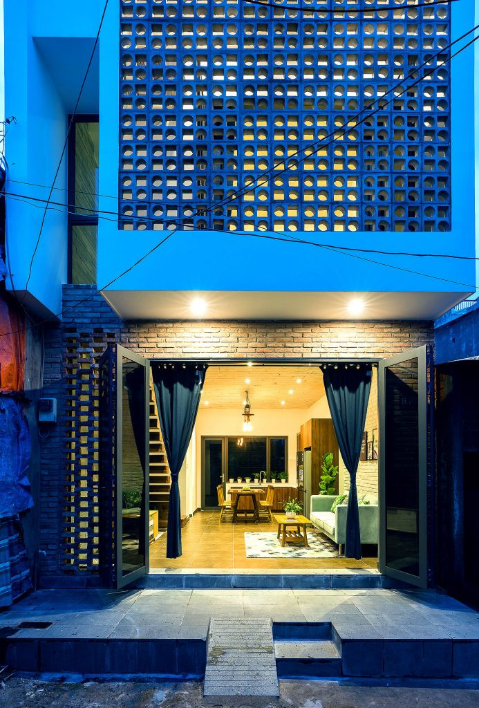 Loại gạch này vừa tạo cảm giác thân quen của miền Tây Nam Bộ, vừa đảm bảo thông gió và chiếu sáng tự nhiên.