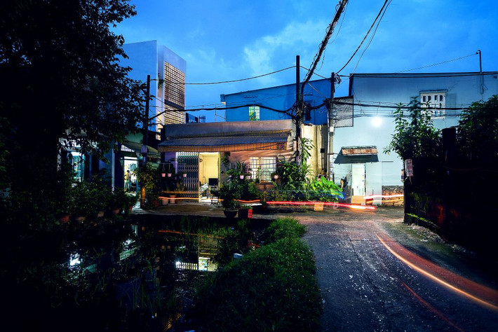 Nằm sâu trong một con hẻm nhỏ tại quận Gò Vấp, TP HCM, căn nhà 3 tầng quay về hướng Đông là một bất lợi cho nhóm thiết kế.