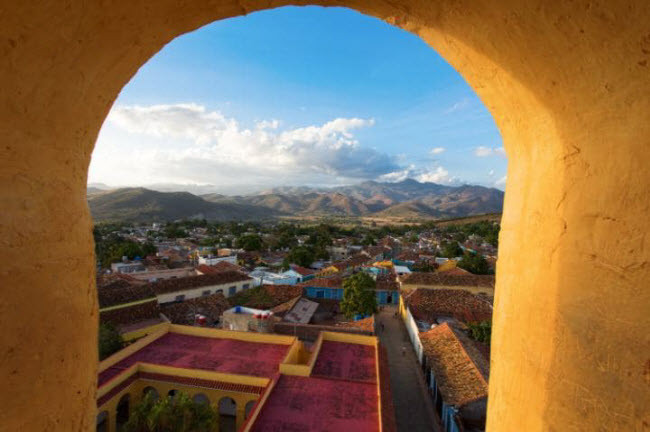 Trinidad, Cuba: Thị trấn đã được tổ chức UNESCO công nhận là di sản thế giới với những ngôi nhà nhiều màu sắc nằm dọc đường phố lát đá cuội. Nơi đây cũng nổi tiếng với các món ăn đặc trưng ở Cuba.