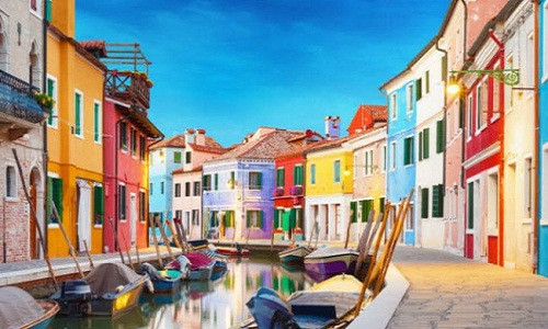 Đảo Burano, Italia: Nằm cách thành phố Venice 40 phút đi thuyền, hòn đảo này nổi tiếng với những ngôi nhà sặc sỡ sắc màu và nghệ thuật làm vải ren tinh tế.