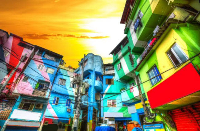 Rio de Janeiro, Brazil: Các khu ổ chuột ở Brazil được biết đến với các băng nhóm tội phạm và sự nghèo khổ. Nhưng một số khu như Favela Santa Marta được các nghệ sĩ đường phố biến thành tác phẩm nghệ thuật.