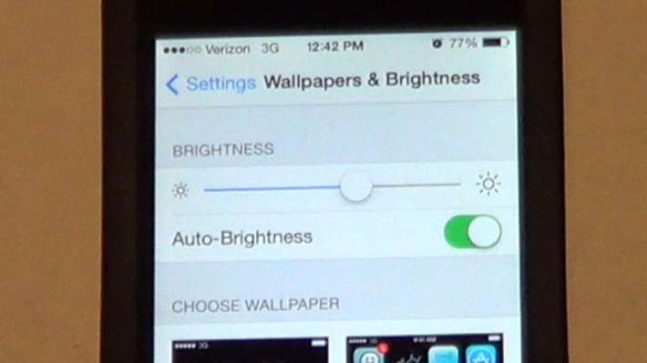 Màn hình iPhone quá sáng vừa khiến mắt bị mỏi lại làm thời lượng pin giảm một cách nhanh chóng. Hãy điều chỉnh về mức thấp hơn, đủ để mắt có thể theo dõi. Ảnh: Youtube.