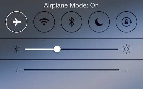 Chế độ Airplane trên iPhone giúp ngăn chặn máy tự động kết nối với mạng lưới nào đó. Vì vậy, sử dụng chế độ này trong trường hợp vào vùng không có sóng hay sóng yếu sẽ tránh lãng phí điện năng cố gắng phát hiện sóng của điện thoại. Ảnh: Engadget.