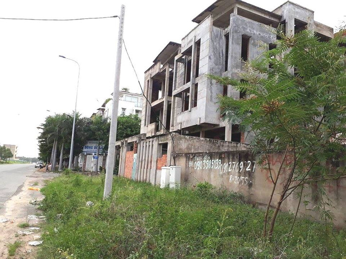 Điểm chung duy nhất ở các biệt thự bỏ hoang này đều có số điện thoại sang nhượng nhà.