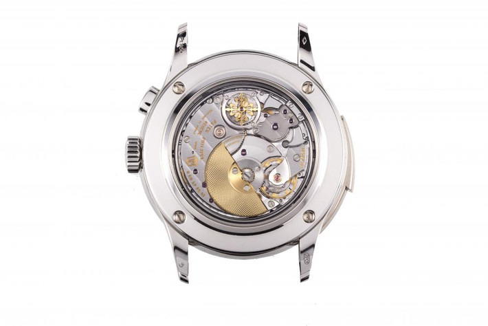 Từng chi tiết chạm khắc trên mặt đồng hồ đều tinh xảo và đẹp mắt. Ảnh: Watchpro.