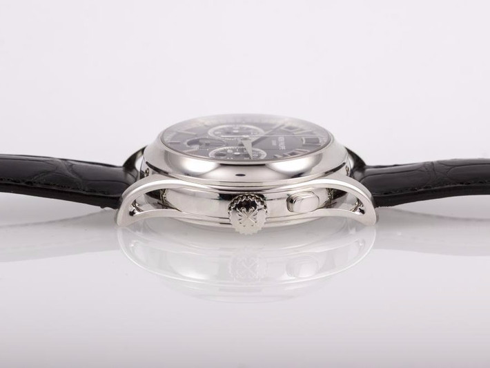 Đồng hồ Patek Philippe 5208P được làm bằng kim loại quý (bạch kim), có kích thước 42mm. Ảnh: Monaco Legend Auctions.