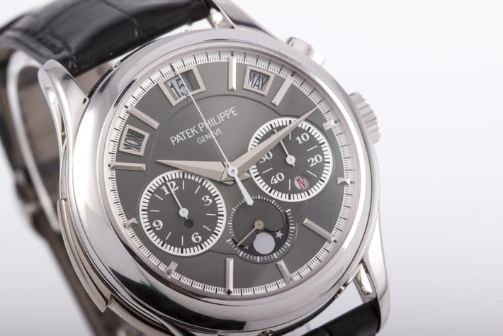 Patek Philippe 5208P là chiếc đồng hồ có thiết kế phức tạp với những tính năng như phát nhạc báo khi bấm nút, lịch vạn niên, đồng hồ bấm giờ, đặc biệt có khả năng tính năm nhuận. Ảnh: Watchpro.