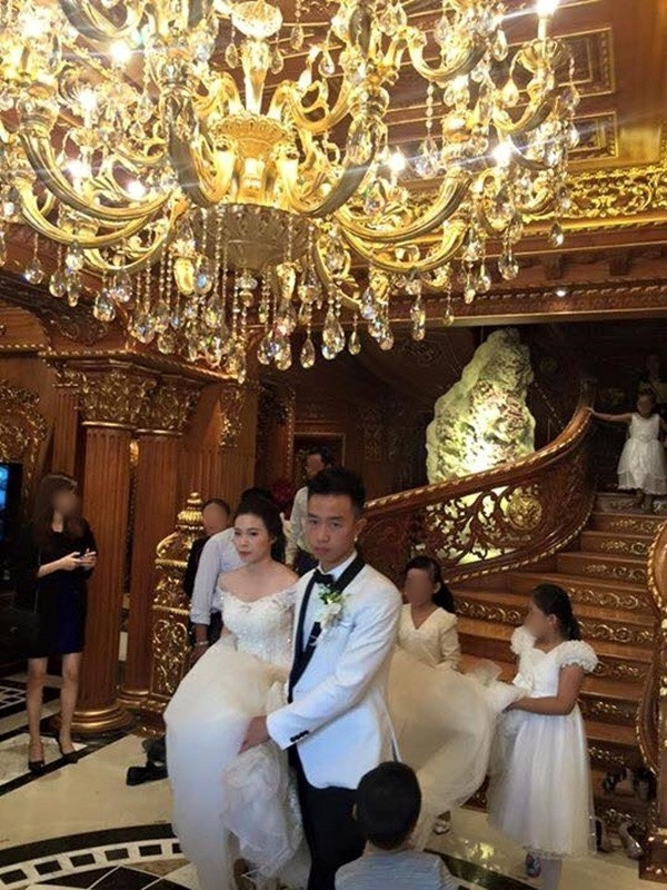 Đám cưới con đại gia chủ lâu đài 'gà vàng’ 300 tỷ. Trước đám cưới bạc tỷ của con trai đại gia “Trung Con” không lâu là đám cưới xa hoa không kém của cậu ấm nhà đại gia “Thanh sắt” tại Hà Nội. Đám cưới khủng này gây chú ý với dàn xe sang, khách mời là nhiều doanh nhân, ca sĩ.