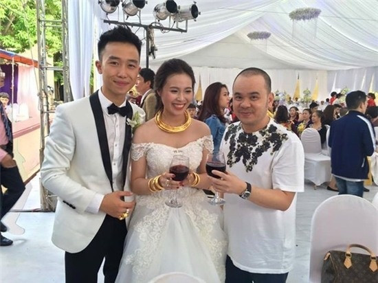 Đám cưới của con trai chủ tòa lâu đài "gà dát vàng" trị giá 300 tỷ đồng trên đường Hoàng Quốc Việt vừa diễn ra ngay tại tư gia. Cô dâu và chú rể đeo nhiều quà tặng bằng vàng, giữa khung cảnh tráng lệ.