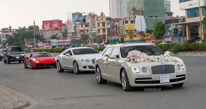 Đám cưới toàn siêu xe và xe sang tại Hà Nội. Không đình đám như những đám cưới trăm mâm nghìn khách, tiệc cỗ linh đình, thế nhưng một đám cưới diễn ra tại Hà Nội chiều ngày 20/2/2017) cũng đã thu hút được nhiều sự chú ý của hàng xóm cũng như người dân đi đường bởi dàn siêu xe và xe sang nối đuôi nhau cùng đi đón dâu. Nhiều dòng xe hiện đại, lần đầu có mặt tại Việt Nam cũng xuất hiện trong đám rước dâu
