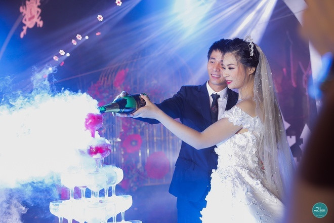 Chưa dừng lại ở đó, siêu đám cưới này còn nâng cao tầm giá trị hơn khi có cả một dàn hoa cưới trang trí giá tiền tỷ cùng một lễ đường siêu rộng, siêu hoành tráng không khác gì một sân khấu ca nhạc trong một chương trình lớn.