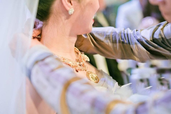 Trong khi Tuấn Anh bị hút hồn bởi vẻ xinh đẹp, lạnh lùng của Vân Anh thì cô lại bị sự bảnh bao, lịch lãm cùng phong thái đầy tự tin của anh đốn gục. Cả hai đã quấn quít không rời ngay trong buổi tiệc sinh nhật đó. 4 ngày sau, họ chính thức trở thành 1 cặp.