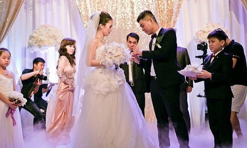 Đám cưới tại khách sạn 5 sao với riêng siêu xe rước dâu đã trị giá 5 tỷ. Tuấn Anh và Vân Anh tình cờ gặp gỡ trong tiệc sinh nhật một người bạn chung và lập tức trúng "tình yêu sét đánh" với người kia.