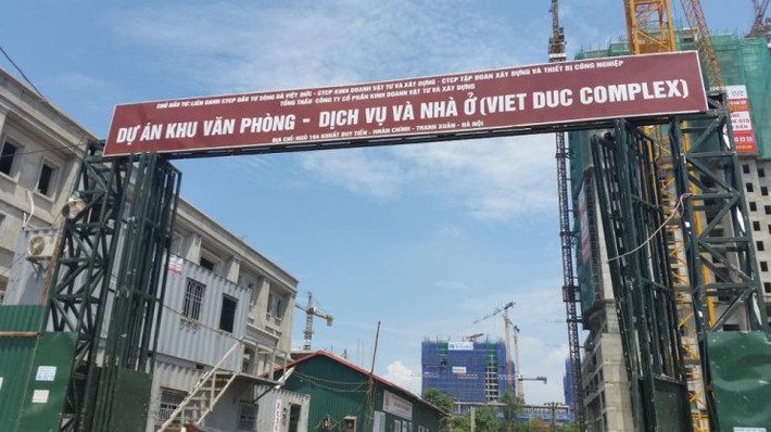 Nằm lọt thỏm trong khu đất có 3 hướng bị chắn bởi các tòa chung cư cao tầng, hướng đẹp nhất của dự án cung cư Việt Đức Complex bị nghĩa trang Quán Dền – Nhân Chính chắn gần 2/3 bề ngang. Các lối phụ phải đi qua dự án bên cạnh. Ảnh: Batdongsan.