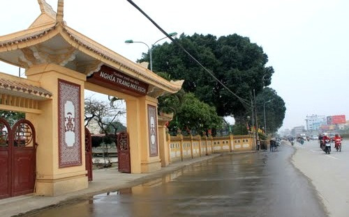 Dù chỉ có hướng Đông - Nam là quay về nghĩa trang Mai Dịch đường vào Goldmark City cũng phải đi qua Nghĩa trang Mai Dịch. Ảnh: Giadinhvietnam.