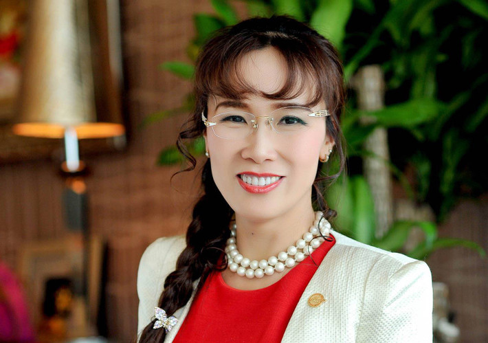 3. Nguyễn Thị Phương Thảo Bà Nguyễn Thị Phương Thảo được Tạp chí Forbes đánh giá là nữ tỷ phú tự thân đầu tiên của Việt Nam. Bà ra mắt hãng hàng không giá rẻ của mình là Vietjet Air vào năm 2011 với chiến lược quảng cáo có các tiếp viên trong trang phục bikini. Bà cũng đầu tư vào nhiều lĩnh vực khác như tài chính và bất động sản.
