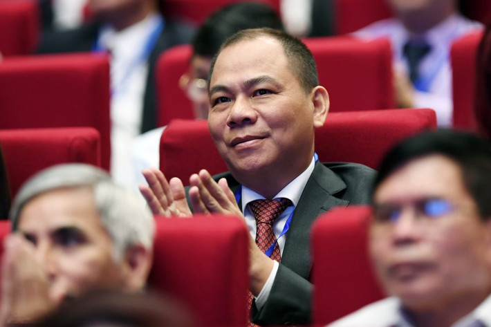 2. Phạm Nhật Vượng Ông Vượng là tỷ phú USD đầu tiên của Việt Nam theo đánh giá của Tạp chí Forbes với khối tài sản ước tính lên tới 2,4 tỷ USD. Ông là người sáng lập và Chủ tịch Tập đoàn Vingroup, một trong những tập đoàn lớn nhất Việt Nam với doanh thu 2,6 tỷ USD (năm 2016). Theo số liệu trên Forbes, ông sở hữu gần 65% vốn tại Vingroup gồm cả trực tiếp và gián tiếp.