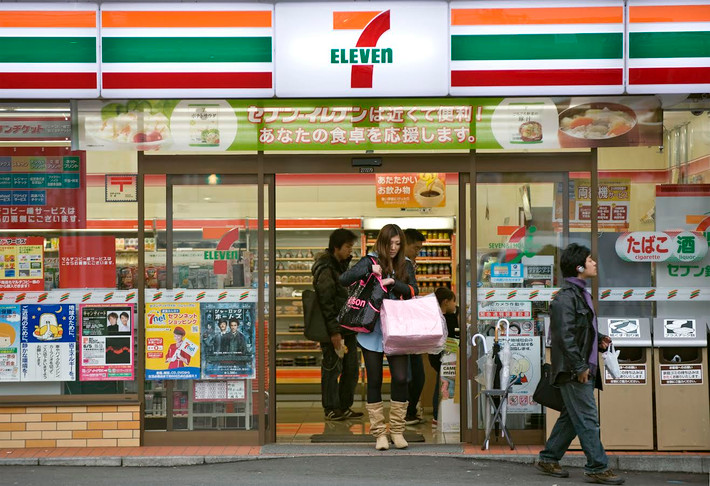 Cửa hàng 7-Eleven bắt đầu mở cửa suốt đêm từ năm 1962 nhằm phục vụ sinh viên theo dõi trận bóng đá của đại học Texas. Bắt kịp xu thế, 7-Eleven bắt đầu áp dụng giờ mở cửa 24/7 cho toàn bộ chuỗi cửa hàng. Ảnh: Japantimes.