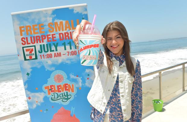 Slurpee là thức uống hoa quả phủ đá bào đặc trưng của 7-Eleven. Từ năm 2002, 7-Elevent quyết định tặng Slurpee miễn phí cho khách hàng dịp sinh nhật 7/11. Ảnh: Getty Images.