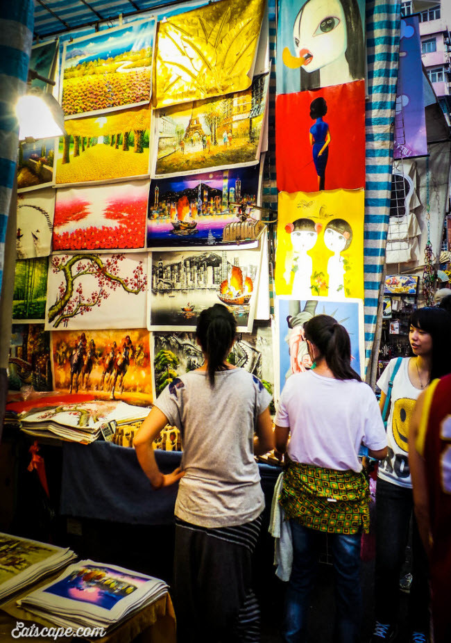 Phần lớn các cửa hàng tại chợ Quý Bà giao dịch bằng tiền mặt, nên du khách cần chuẩn bị tiền sẵn trong ví khi tới đây.