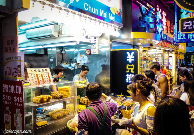 Du khách có thể tìm thấy nhiều địa điểm ăn uống xung quanh chợ Quý Bà như quầy bán hàng rong, cửa hàng đồ ăn nhanh, quán ăn nhỏ và nhà hàng sang trọng.