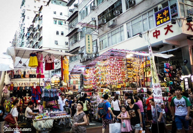Tại chợ Quý Bà, bạn có thể tìm thấy tất cả các nhãn hiệu thời trang nổi tiếng thế giới. Tất nhiên, chúng đều là hàng nhái có chất lượng không cao nhưng bù lại giá thành rất dễ chịu.
