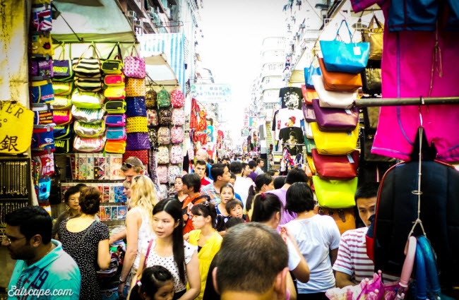 Khu chợ này cũng được cho là một trong những bẫy du lịch tại Hong Kong, nên bạn cẩn thận khi muốn mua hàng.
