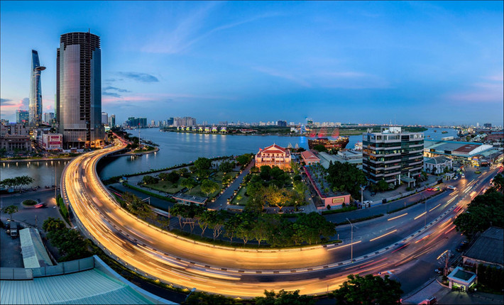 Toàn cảnh từ trung tâm quận 1 qua bán đảo Thủ Thiêm. Thành phố vẫn đang phát triển từng ngày, vừa đóng vai trò là trung tâm kinh tế - văn hóa - chính trị của khu vực phía nam, vừa là đầu tàu đưa cả đất nước đi lên. Ảnh: Xuan Nguyen.