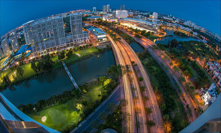 Đại lộ Nguyễn Văn Linh, đường vành đai nối liền thành phố với các tỉnh miền Tây Nam Bộ, là tuyến đường đô thị lớn nhất là hiện đại nhất của TP.HCM. Đại lộ với 10 làn xe bắt đầu từ đường Huỳnh Tấn Phát (quận 7) đến quốc lộ 1A (huyện Bình Chánh), kết nối một loạt công trình trọng điểm, là hướng đi chiến lược để phát triển thành phố ra phía đông. Ảnh: Đông Giang.