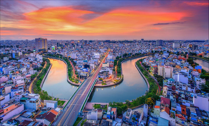 Dòng kênh Nhiêu Lộc - Thị Nghè uốn lượn rất đẹp theo hình cung đàn, đổ ra sông Sài Gòn. Sau khi được "hồi sinh", dòng kênh đã trở nên sạch sẽ, là địa điểm lý tưởng để người dân hóng mát và tập thể dục mỗi buổi chiều. Ảnh: Tuấn Nguyễn.
