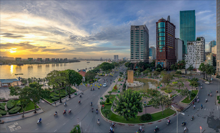 TP HCM đông đúc và nhộn nhịp ngay từ khi bình minh mới chớm. Dòng người tấp nập đi trên đường, bắt đầu một ngày làm việc mới đầy hứng khởi. Ảnh: Xuan Nguyen.
