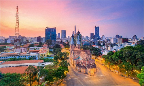 Nhìn từ trên cao, TP HCM tấp nập nhưng vẫn dịu dàng và quyến rũ đến lạ thường, đặc biệt là những thời khắc bình minh hay hoàng hôn đầy màu sắc. Ảnh: Tuấn Nguyễn.
