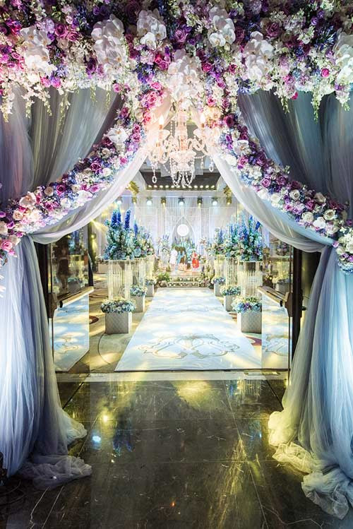Không gian tiệc cưới hoành tráng bởi hàng nghìn bông hoa tươi nhập khẩu với chi phí cả tỷ đồng. Ảnh: Khám phá.