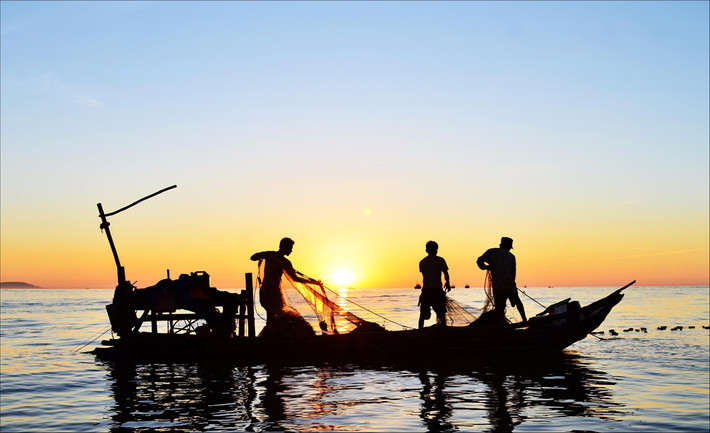Khoảnh khắc những người ngư dân kéo lưới trên bãi biển Diễn Thành (Diễn Châu, Nghệ An). Ảnh: Le Khanh Thanh.