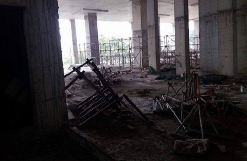 Trước đó trong quá trình thi công, Mỹ Sơn Tower đã có nhiều sai phạm buộc cơ quan chức năng ra các quyết định đình chỉ thi công. Cụ thể, ngày 29/12/2015, Đội Thanh tra Xây dựng quận Thanh Xuân lập biên bản vi phạm hành chính và yêu cầu ngừng thi công công trình do tổ chức thi công sai nội dung trong giấy phép xây dựng. Ảnh: Anninhthudo.