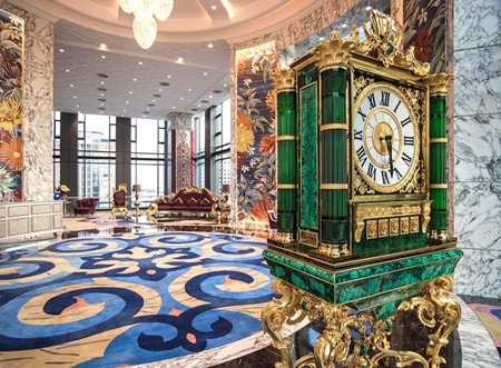 Ấn tượng nhất là chiếc đồng hồ khổng lồ được khảm đá mosaic theo phong cách cổ xưa và các chạm trổ hoa văn bằng đồng mạ vàng 24K. Ảnh: Thereveriesaigon.